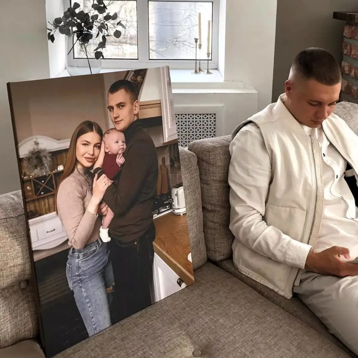 Glezna Komforts, dīvāns un brilles s34675