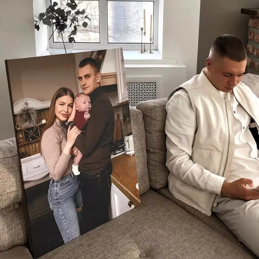 Glezna Komforts, dīvāns un brilles s34675