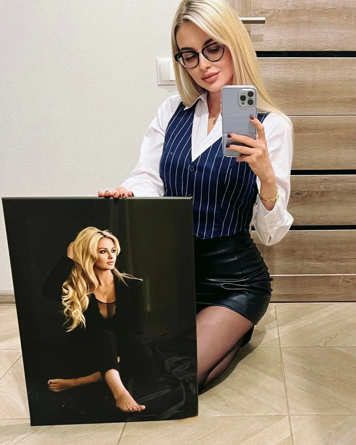 Glezna Locītavas, brilles un frizūra s34712