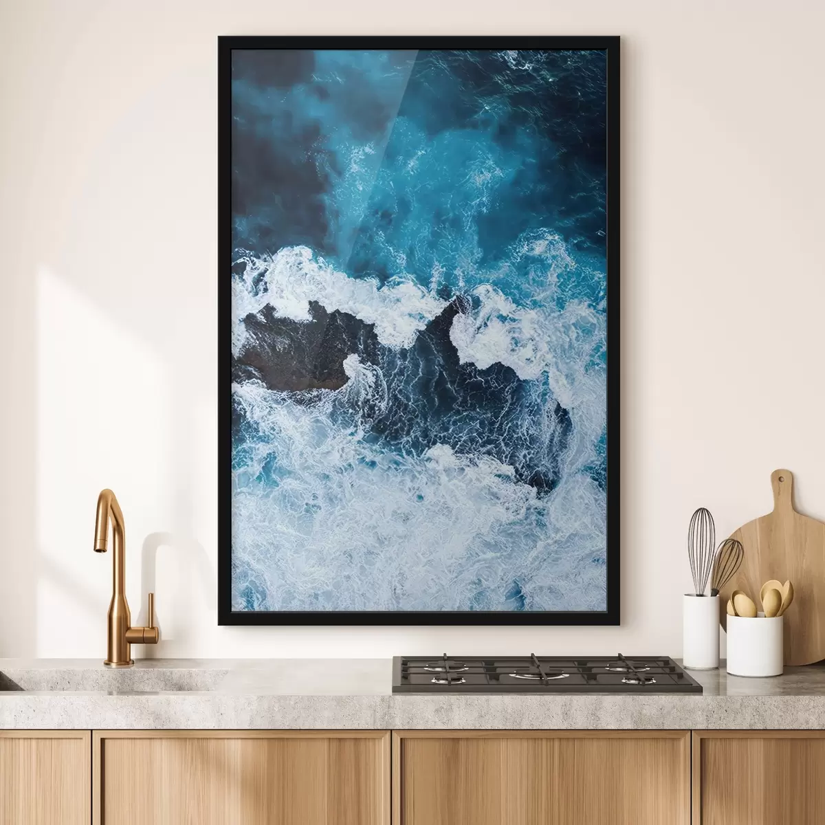 Plakāts Viļņi, kas dejo pār akmeņainajām krastmalām f21429