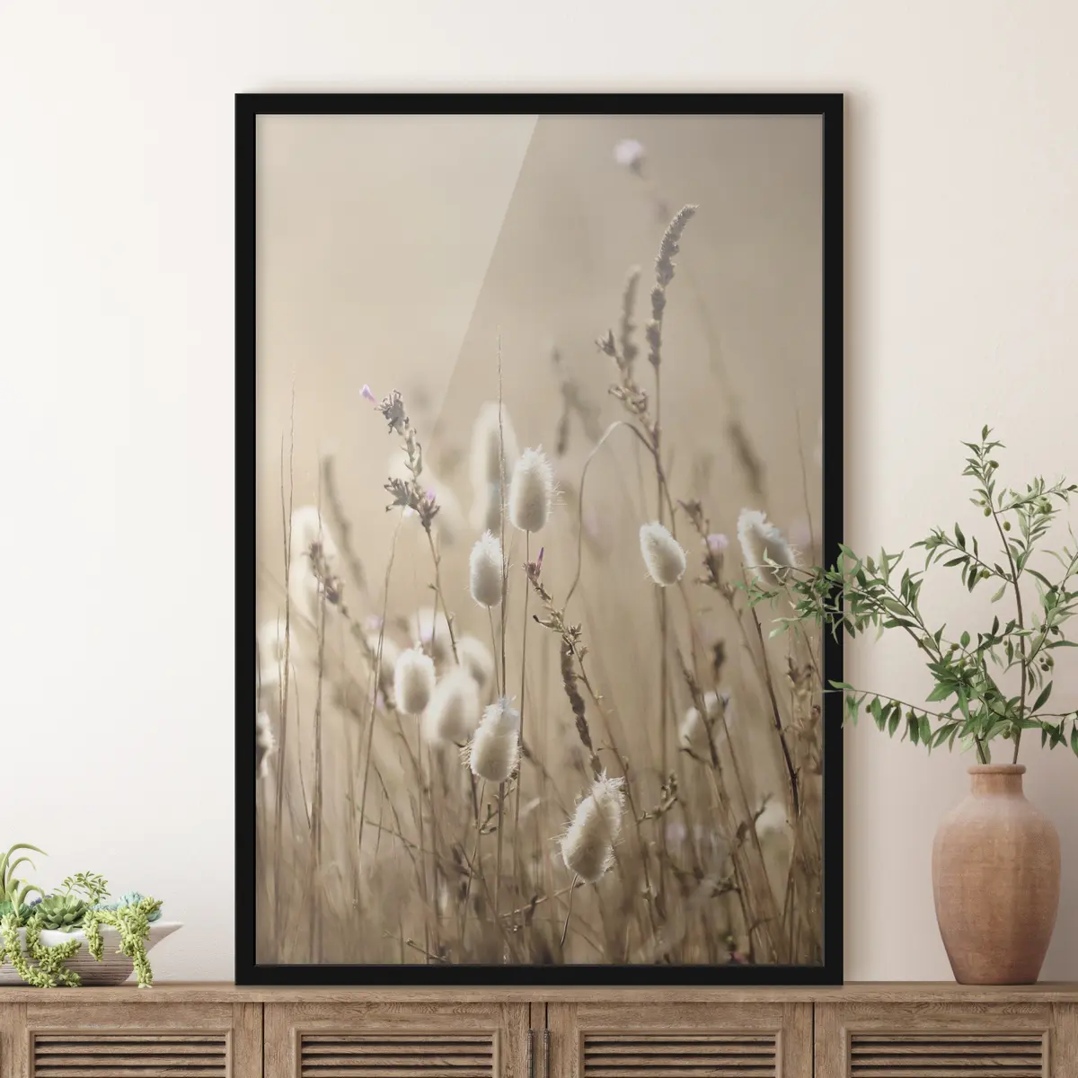 Plakāts Maigi ziedi zeltainā saules gaismā f35256