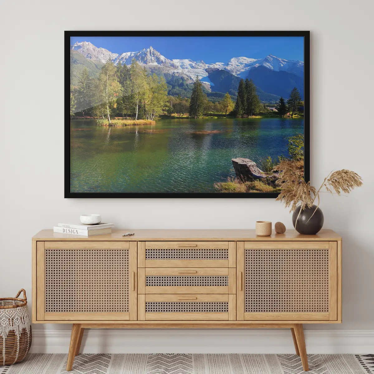 Plakāts Mierīgs ezers, ko ieskauj majestātiskas kalnu virsotnes f08443