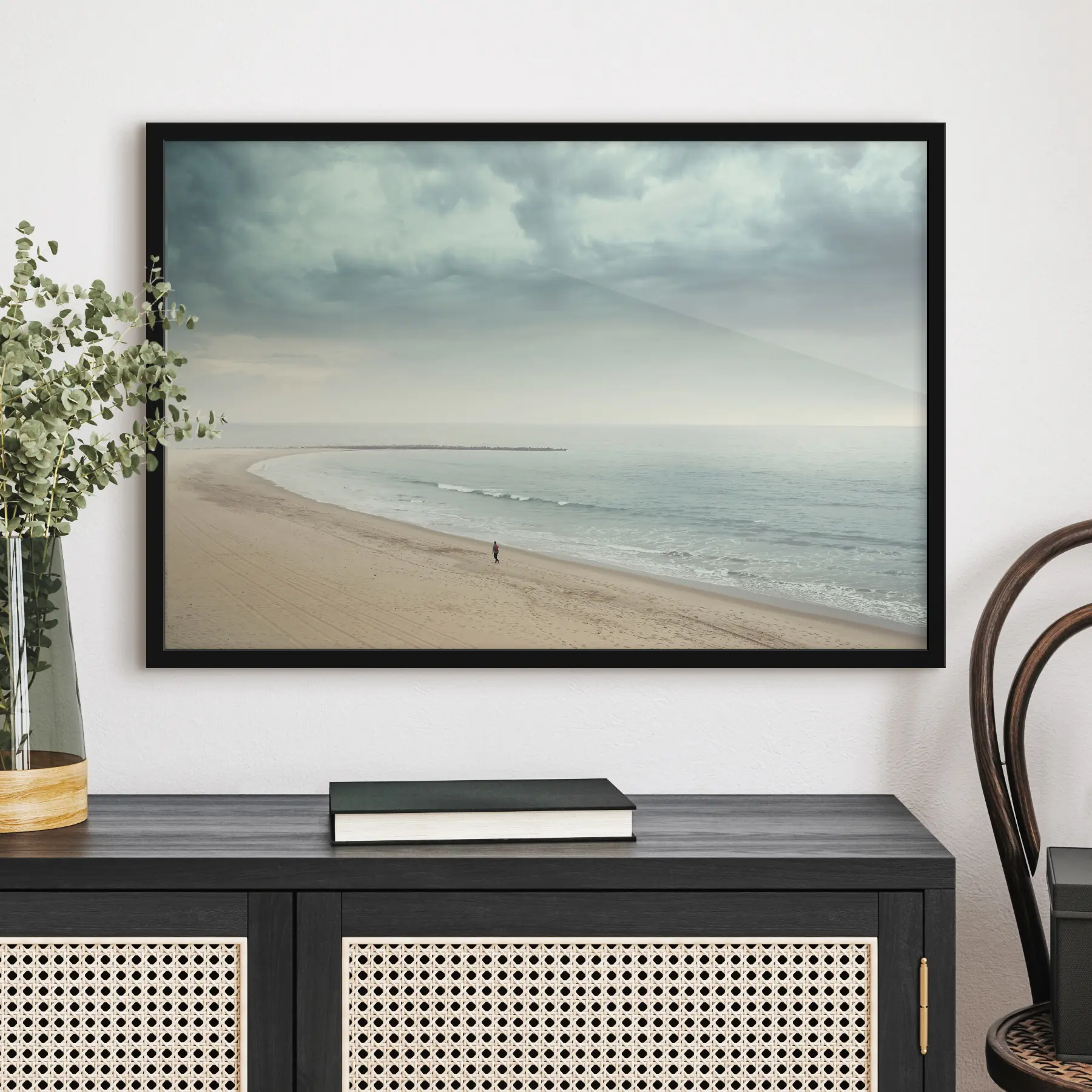 Fototapetes Vientuļa figūra, kas staigā pa pludmali f37470