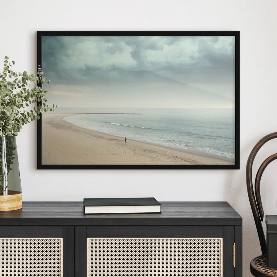 Fototapetes Vientuļa figūra, kas staigā pa pludmali f37470